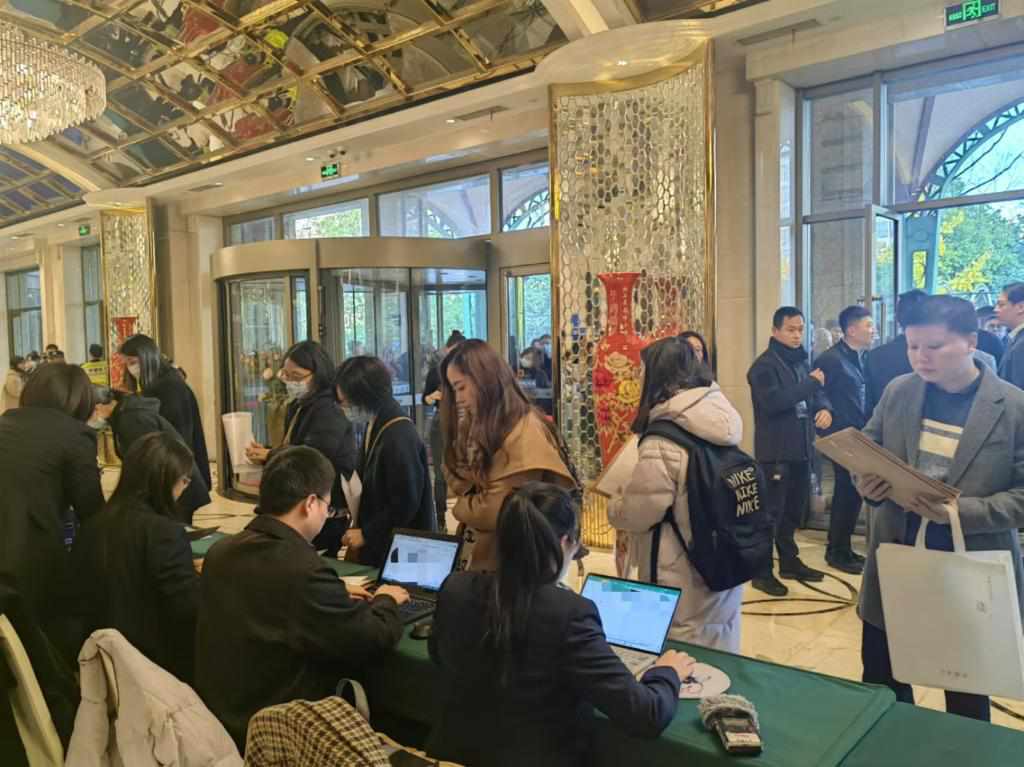 12月12日，第十批國家組織藥品集中帶量采購現(xiàn)場。新華社記者龔雯 攝