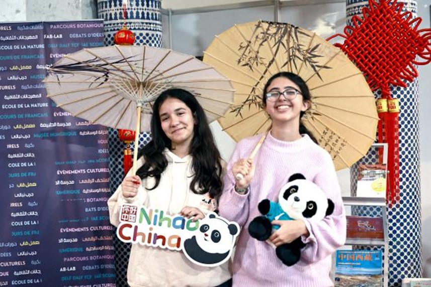 兩名女孩在合影。拉巴特中國(guó)文化中心供圖