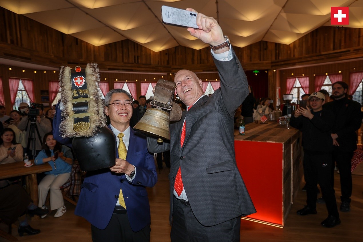 瑞士駐華大使白瑞誼與北京市西城區(qū)委副書記、代區(qū)長(zhǎng)郅海杰搖響瑞士牛鈴，共同為小木屋揭幕。瑞士駐華大使館供圖
