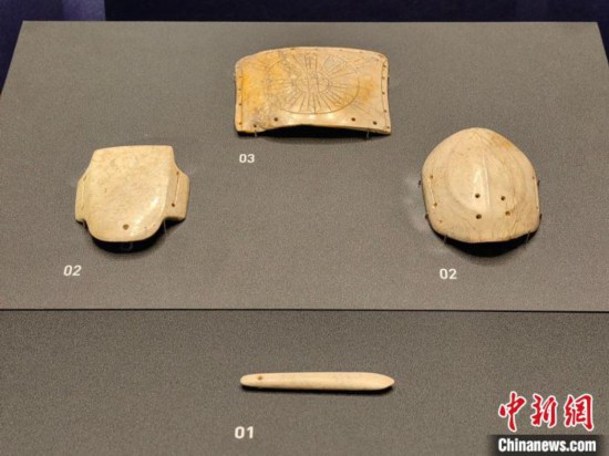 12月14日，“文明先鋒—凌家灘文化玉器展”在故宮博物院文華殿開幕。圖為展覽現(xiàn)場的玉龜、玉版和玉簽。 中新社記者 應(yīng)妮 攝