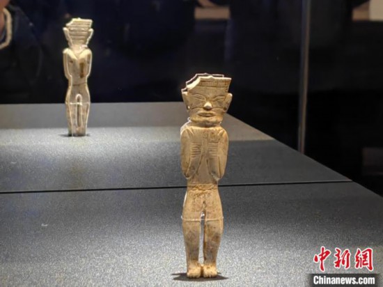 12月14日，“文明先鋒—凌家灘文化玉器展”在故宮博物院文華殿開幕。圖為展覽現(xiàn)場的立姿玉人。 中新社記者 應(yīng)妮 攝