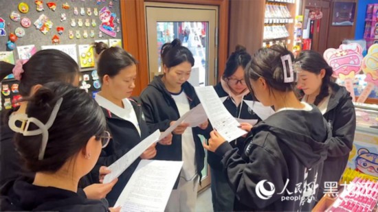 工會(huì)組織企業(yè)職工開展技能培訓(xùn)活動(dòng)。人民網(wǎng)記者 張哲鑫攝