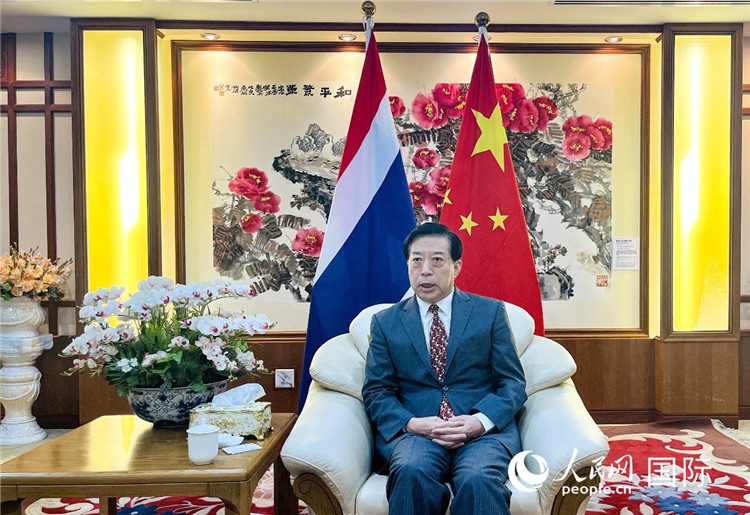 2024年12月10日，中國駐泰國大使韓志強在泰國曼谷接受中國—東盟中心（ACC）組織的“多彩東盟：2024年中國媒體東盟行”媒體團采訪。人民網(wǎng)記者 羨江楠攝