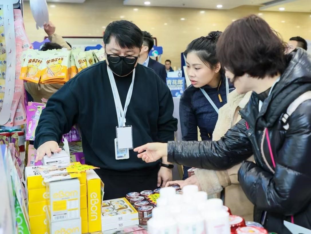 嘉賓了解展區(qū)里的寵物“零食”。劉磊攝