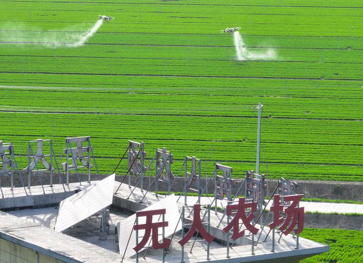 2024年3月19日，在安徽省亳州市譙城區(qū)趙橋鄉(xiāng)雙樓村的無人農(nóng)場，農(nóng)業(yè)無人機按照事先設(shè)定好的線路進(jìn)行作業(yè)（無人機照片）。新華社記者 杜宇 攝