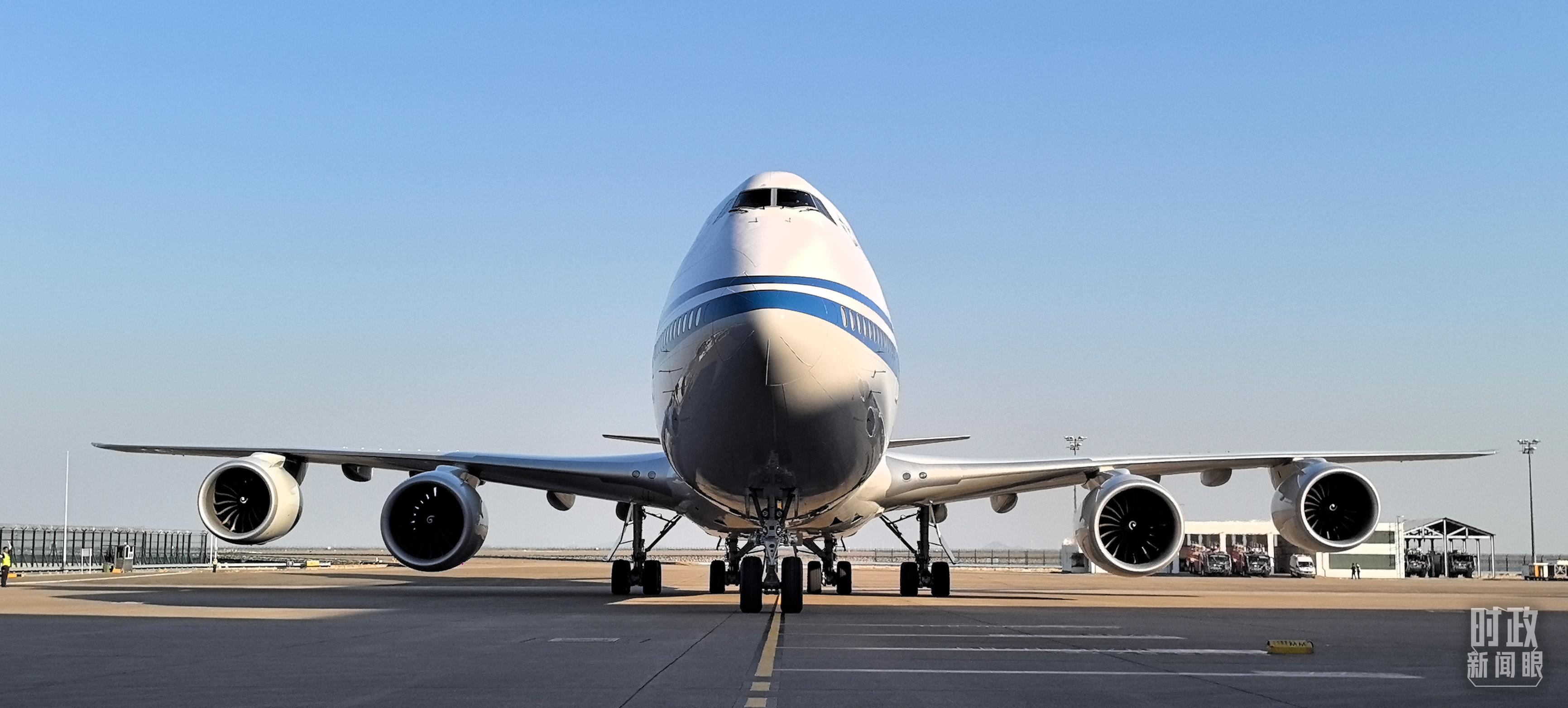 △習主席專機抵達澳門國際機場。（總臺央視記者王子杭拍攝）
