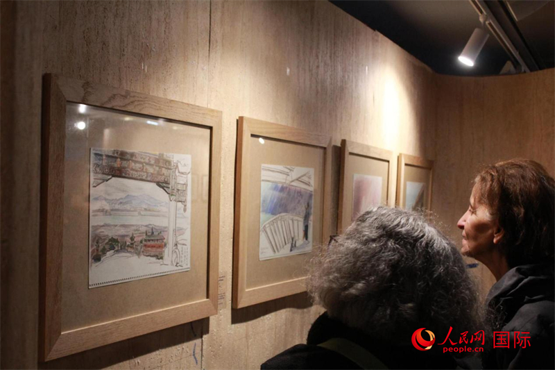 法國觀眾在欣賞展品。人民網(wǎng)記者 尚凱元攝