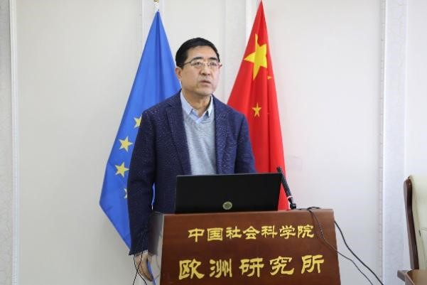 中國社會科學(xué)院歐洲研究所所長、《歐洲發(fā)展報(bào)告（2023～2024）》主編馮仲平研究員致辭。吳迪攝
