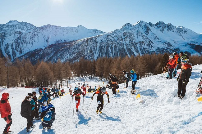 中國隊布魯爾（4號）在比賽中保持領(lǐng)先。中國滑雪登山隊供圖