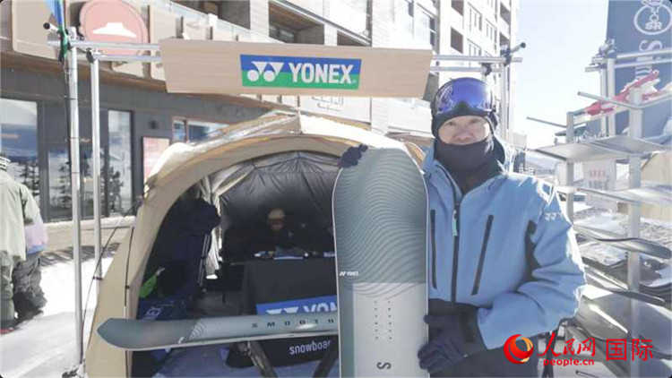 大塚幸博向記者展示滑雪板。人民網(wǎng)記者 袁蒙攝
