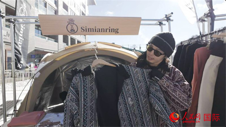 藤田周正在展示自己設計的滑雪服。人民網(wǎng)記者 袁蒙攝
