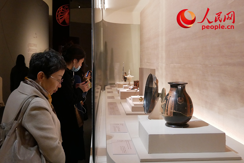 11月13日，觀眾正在國博參觀“美的多元——古希臘的藝術(shù)與生活”展。人民網(wǎng)記者 韋衍行攝