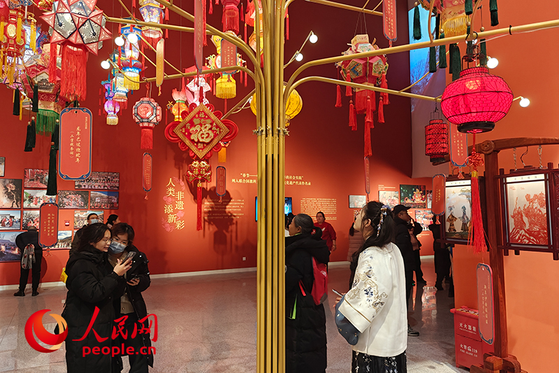 12月21日，觀眾正在參觀“過年——春節(jié)主題展”。人民網(wǎng)記者 韋衍行攝