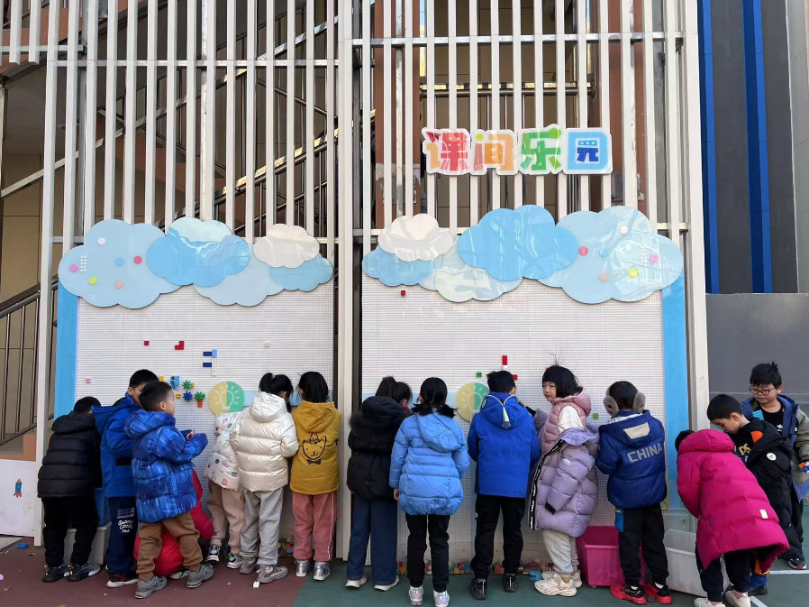 學生們在課間樂園玩拼圖。人民網(wǎng) 白炅攝