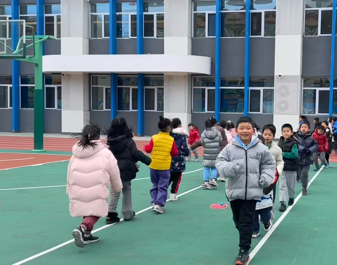 一年級的同學課間跑步 。學校供圖