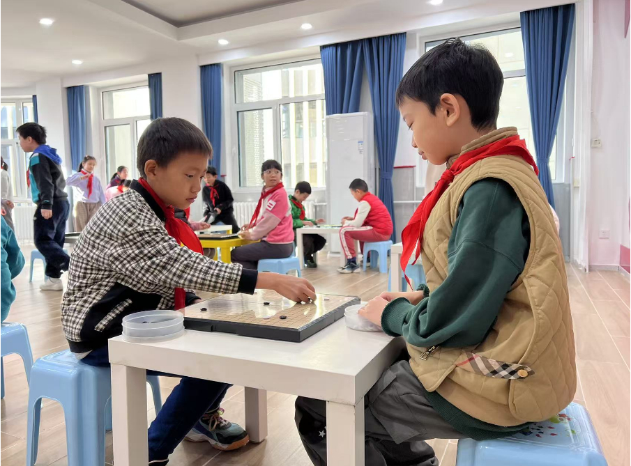 學生們在少先隊大廳下圍棋。人民網(wǎng) 白炅攝