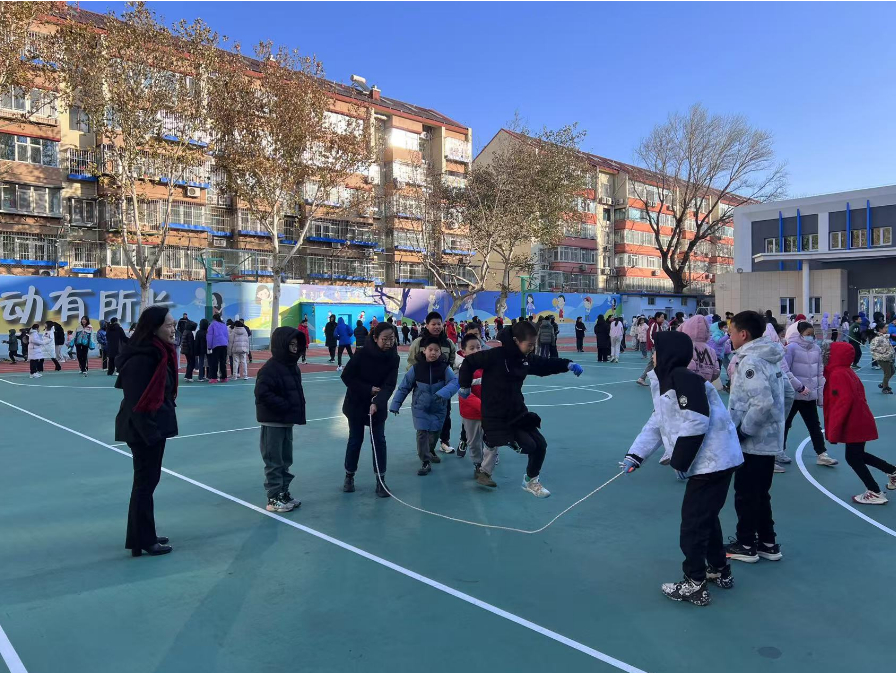 學生們在護導教師陪同下跳繩。人民網(wǎng) 白炅攝