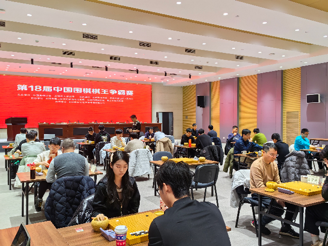 棋手在比賽中。人民網(wǎng)記者 李乃妍攝