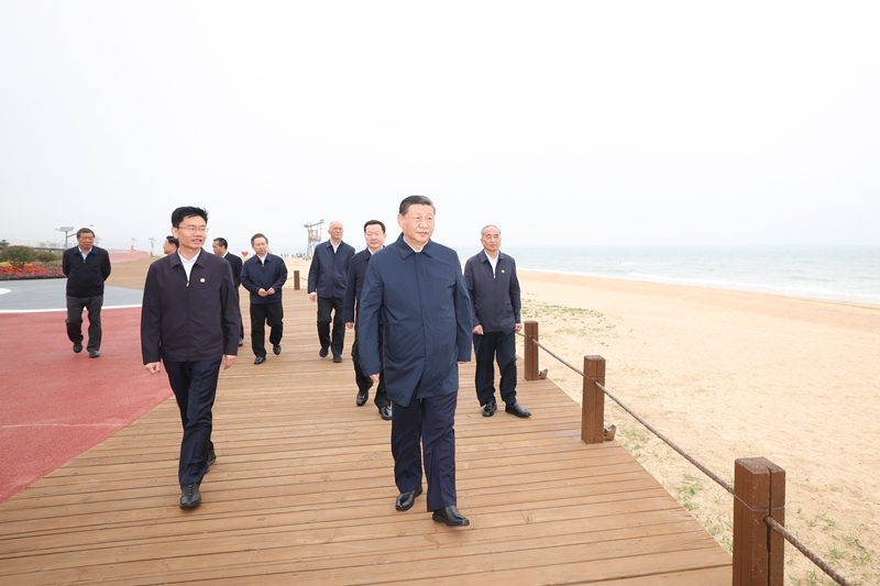 2024年5月22日，習(xí)近平總書記在山東日照陽(yáng)光海岸綠道考察。
