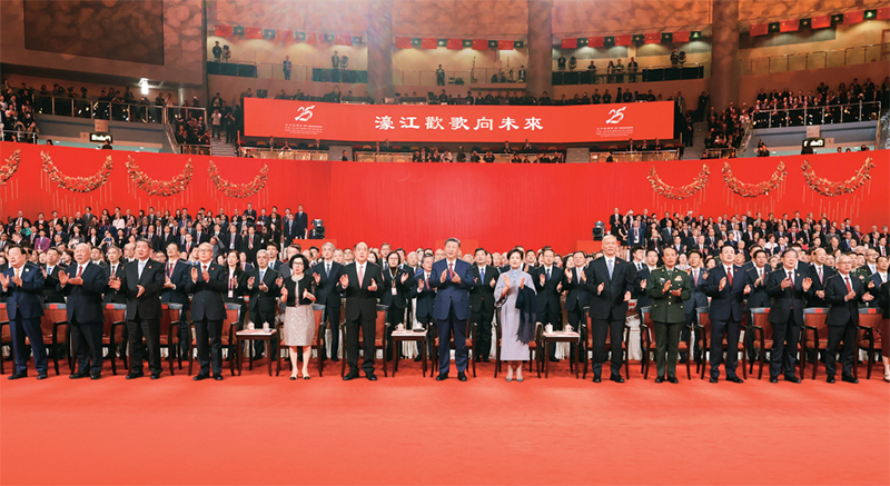 2024年12月19日晚，慶祝澳門(mén)回歸祖國(guó)25周年文藝晚會(huì)在澳門(mén)東亞運(yùn)動(dòng)會(huì)體育館舉行。中共中央總書(shū)記、國(guó)家主席、中央軍委主席習(xí)近平觀看演出。晚會(huì)最后，習(xí)近平同全場(chǎng)觀眾一起高唱《歌唱祖國(guó)》。 新華社記者 丁林/攝