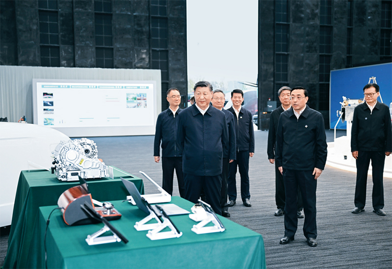 2024年10月17日至18日，中共中央總書(shū)記、國(guó)家主席、中央軍委主席習(xí)近平在安徽考察。這是17日下午，習(xí)近平在合肥濱湖科學(xué)城察看安徽省重大科技創(chuàng)新成果集中展示。 新華社記者 謝環(huán)馳/攝