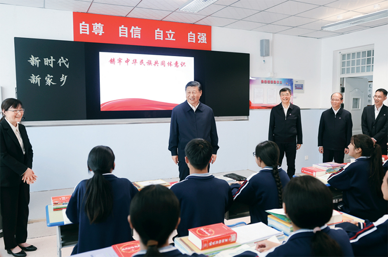 2024年6月18日至19日，中共中央總書(shū)記、國(guó)家主席、中央軍委主席習(xí)近平在青海考察。這是18日下午，習(xí)近平在果洛西寧民族中學(xué)高一（1）班觀摩“新時(shí)代、新家鄉(xiāng)”主題思政課。 新華社記者 鞠鵬/攝