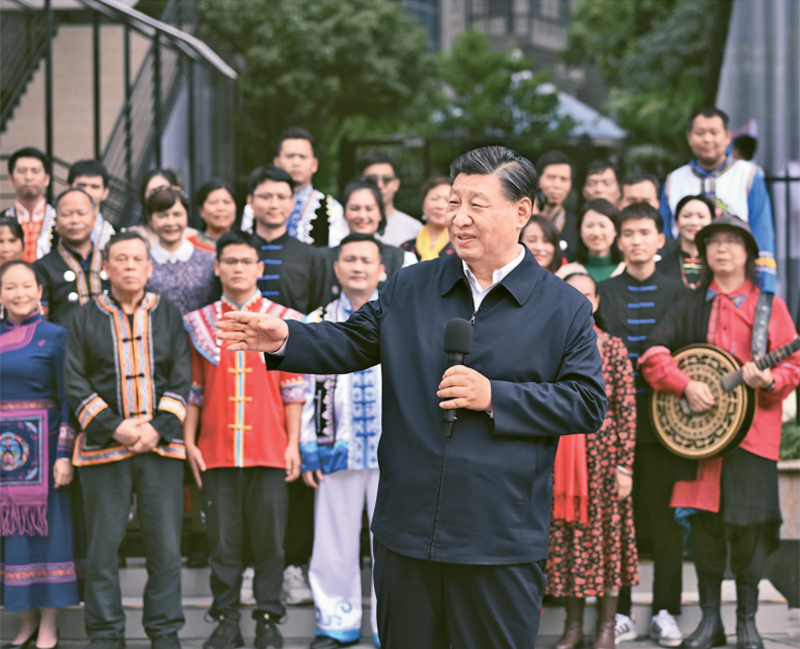 2023年12月14日至15日，中共中央總書(shū)記、國(guó)家主席、中央軍委主席習(xí)近平在廣西考察。這是14日上午，習(xí)近平在南寧市良慶區(qū)蟠龍社區(qū)考察時(shí)，同社區(qū)各族群眾親切交流。 新華社記者 燕雁/攝