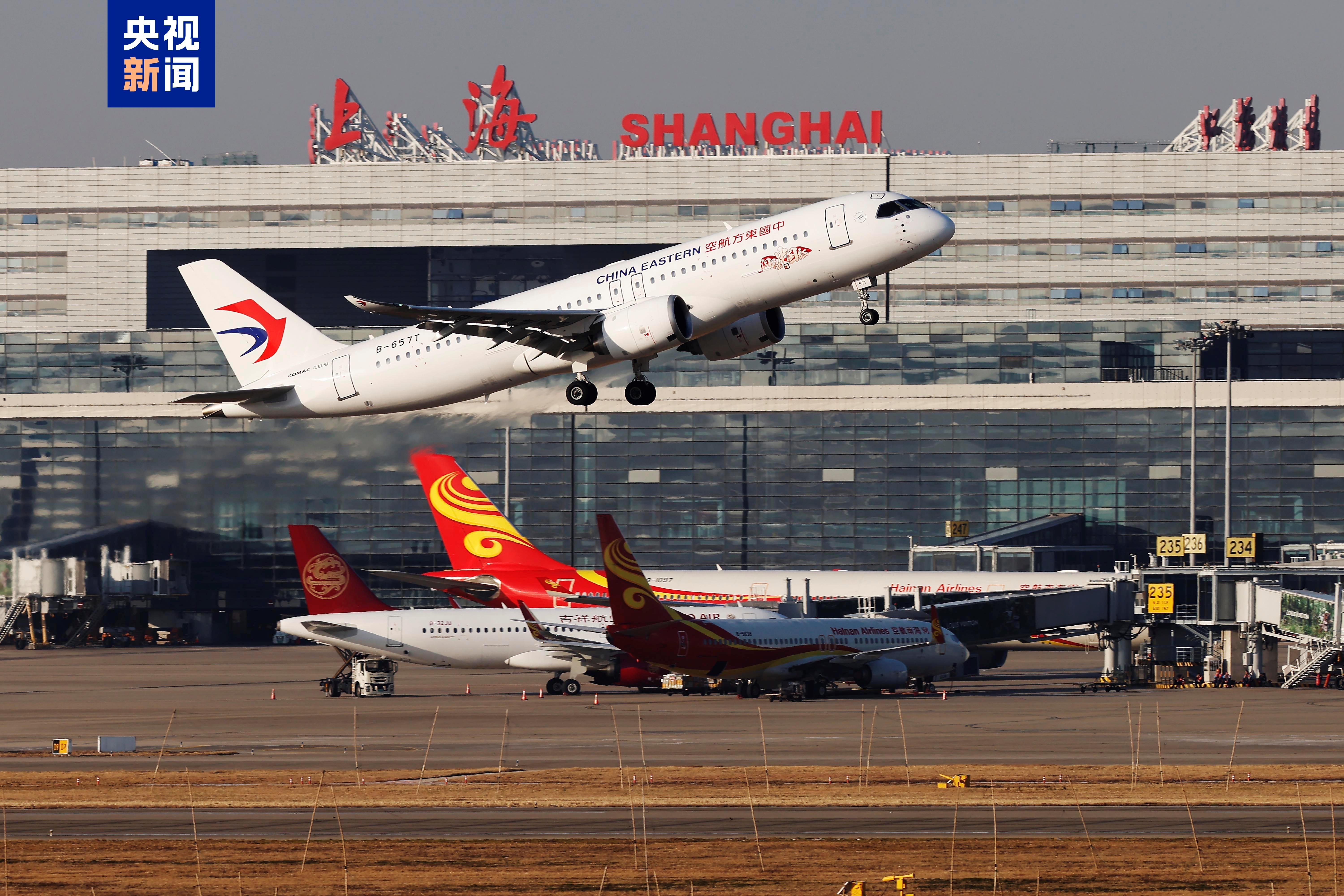 △2025年1月1日，中國(guó)東方航空首次使用C919執(zhí)飛MU721“上海虹橋—香港”航班從上海虹橋國(guó)際機(jī)場(chǎng)起飛。