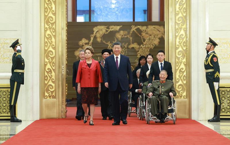 △2024年9月29日，中華人民共和國(guó)國(guó)家勛章和國(guó)家榮譽(yù)稱號(hào)頒授儀式在北京人民大會(huì)堂金色大廳隆重舉行。習(xí)近平總書記同國(guó)家勛章和國(guó)家榮譽(yù)稱號(hào)獲得者一同步入會(huì)場(chǎng)。