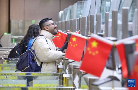 1月2日，國(guó)外旅客通過(guò)大興機(jī)場(chǎng)邊檢站入境。新華社記者 李欣 攝
