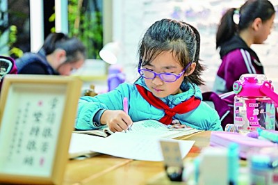 在河南洛陽市澗西區(qū)長安路街道長安路二社區(qū)共享自習室內(nèi)，孩子們在學習。李衛(wèi)超攝/光明圖片