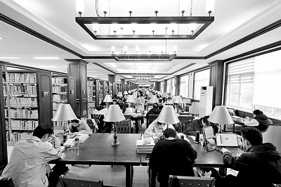 重慶大學(xué)圖書館，大學(xué)生們正在讀書學(xué)習(xí)。孫凱芳攝/光明圖片
