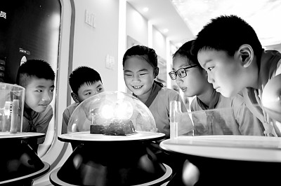 江西省南昌市青云客航天科創(chuàng)空間青少年科普館，孩子們在觀察光壓傳動試驗(yàn)。鮑贛生攝/光明圖片