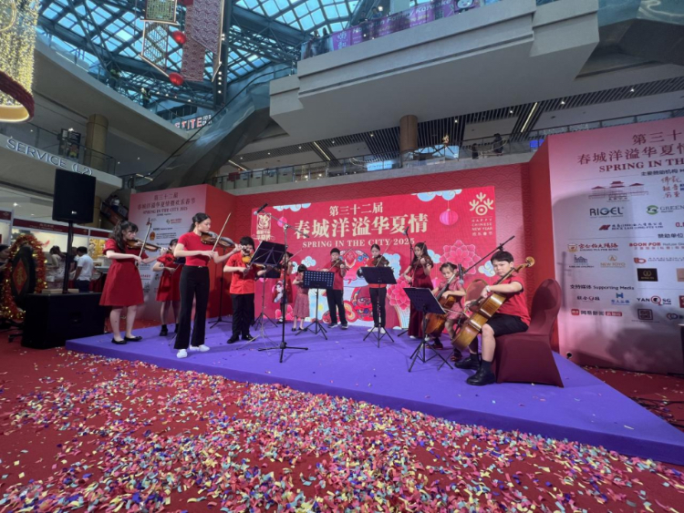 來自中國和新加坡的藝術團體聯(lián)袂表演了歌舞、器樂、武術、雜技等多種形式的文藝節(jié)目?；顒又鬓k方供圖