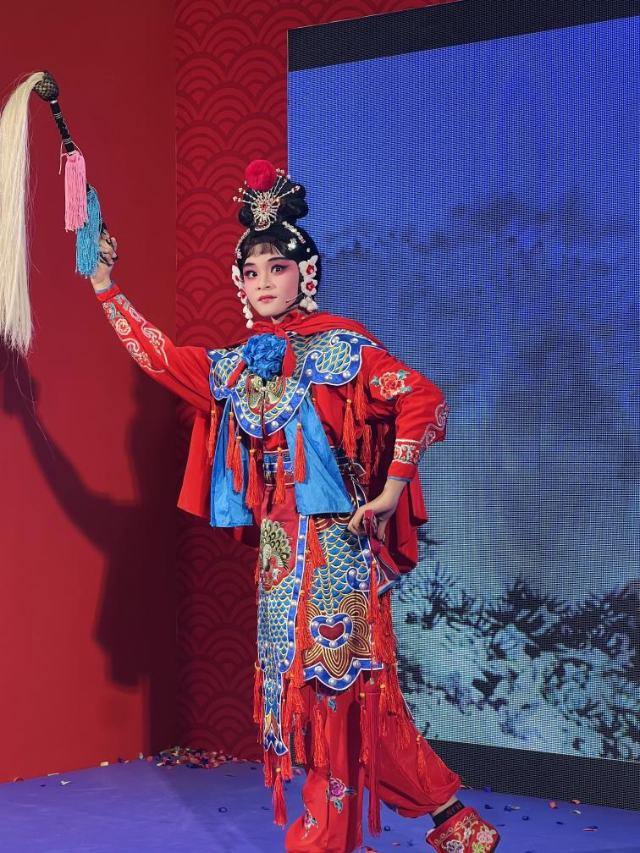 來自中國和新加坡的藝術團體聯(lián)袂表演了歌舞、器樂、武術、雜技等多種形式的文藝節(jié)目?；顒又鬓k方供圖
