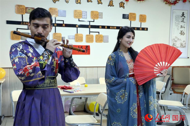 薩拉赫丁大學(xué)中文系學(xué)生們展示才藝。人民網(wǎng)伊納斯·易卜拉欣攝