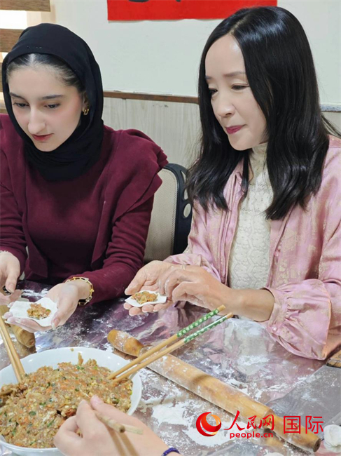學(xué)包餃子。人民網(wǎng)伊納斯·易卜拉欣攝