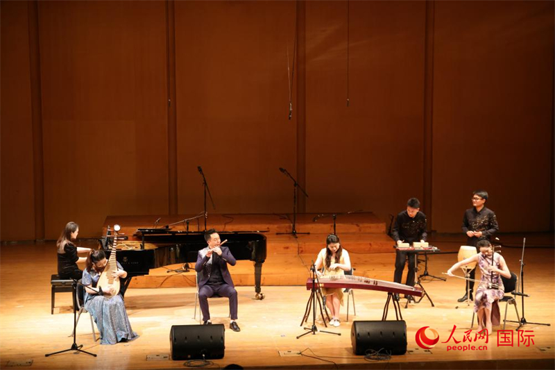 來自云南藝術(shù)學(xué)院的音樂家在演奏《金蛇狂舞》。人民網(wǎng)記者 楊一攝