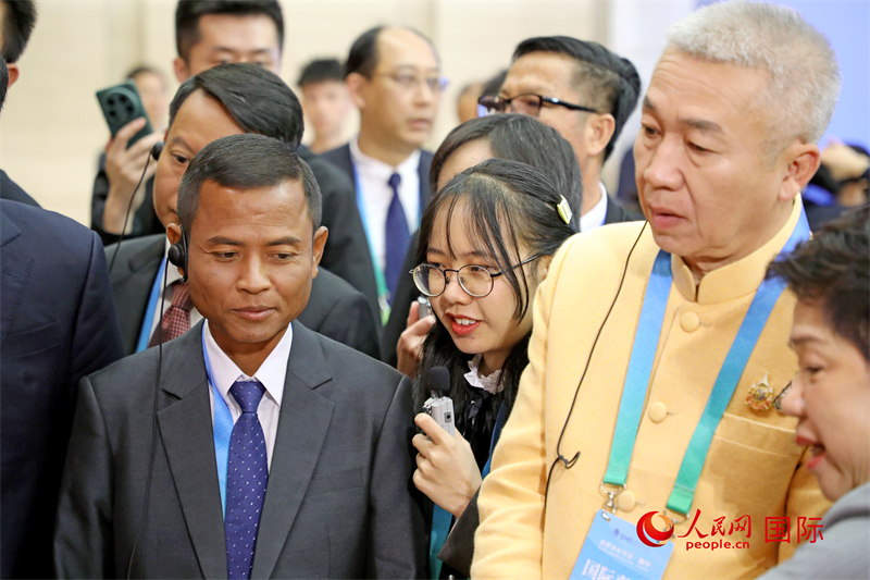 東盟國家市長在觀看、體驗(yàn)?zāi)蠈幏沁z展示。人民網(wǎng)記者 趙益普攝