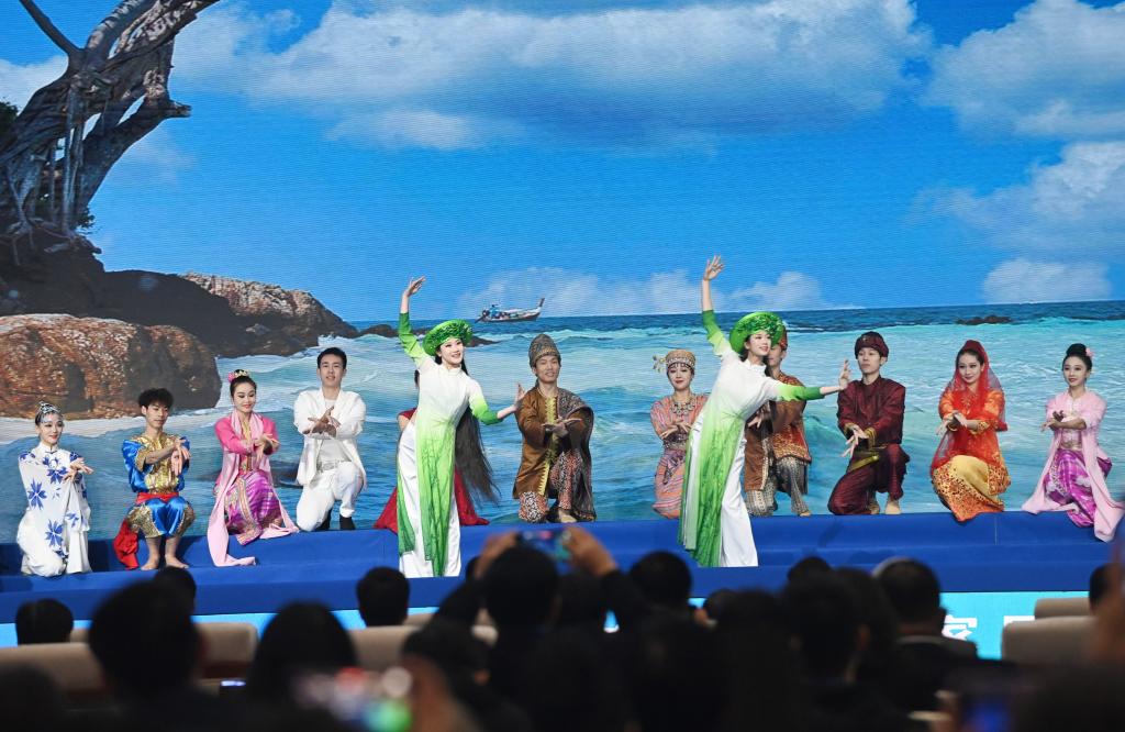 這是1月16日，在南寧國(guó)際會(huì)展中心，演員在“世界市長(zhǎng)對(duì)話·南寧”活動(dòng)間隙表演節(jié)目。新華社記者 陸波岸 攝