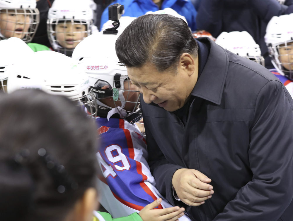 2017年2月24日，習(xí)近平在五棵松體育中心同冰球小隊員“撞肩”互動