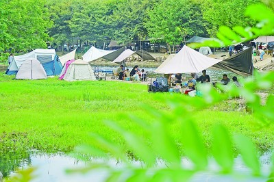 徑山鎮(zhèn)一家露營基地迎來眾多游客。新華社發(fā)