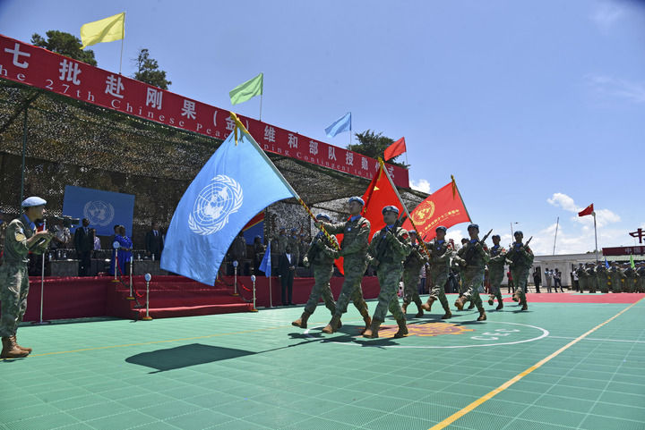 2024年4月9日，在剛果（金）南基伍省布卡武市的中國(guó)半島營(yíng)區(qū)，中國(guó)第27批赴剛果（金）維和部隊(duì)官兵被授予聯(lián)合國(guó)“和平勛章”。新華社發(fā)（中國(guó)第27批赴剛果（金）維和部隊(duì)供圖）