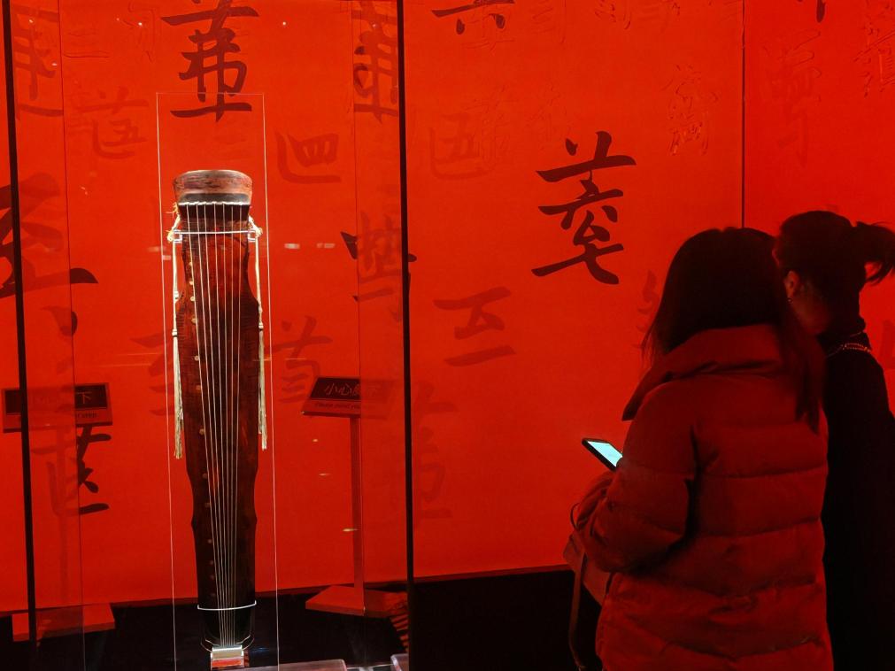 近日，在浙江省博物館之江館區(qū)，故宮博物館收藏的唐“大圣遺音”琴在“‘故宮·茶世界’觀茶——茶文化精品展”展出。新華社記者 馮源 攝