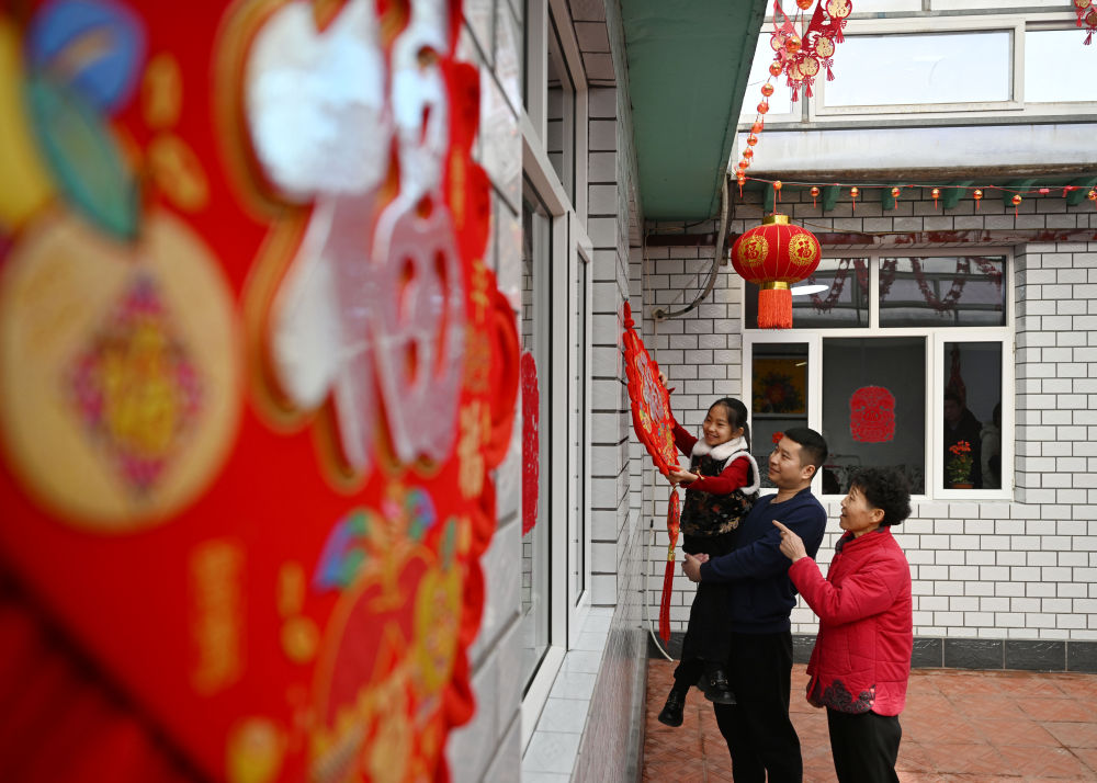 天津市西青區(qū)辛口鎮(zhèn)第六埠村村民在院子里掛“?！弊郑?024年2月1日攝）。新華社記者 趙子碩 攝