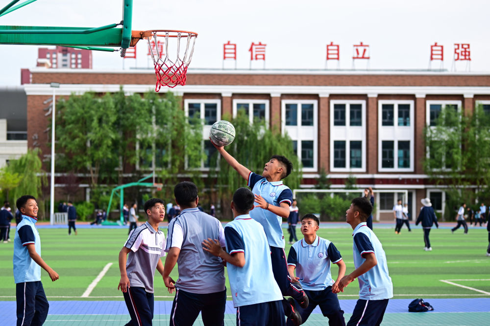 青海果洛西寧民族中學(xué)的學(xué)生在打籃球（2024年6月18日攝）。新華社記者 張龍 攝