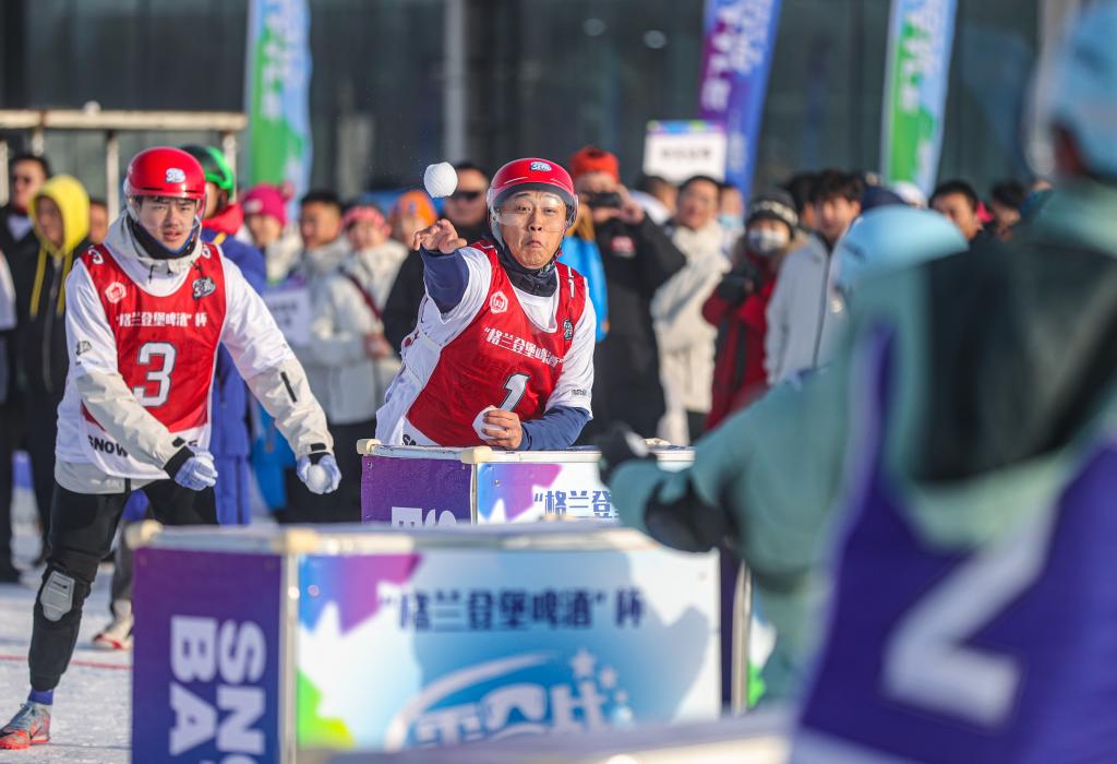 2024年12月30日，選手在“2024—2025遼寧省全民雪合戰(zhàn)冠軍賽”中“打雪仗”。新華社記者 潘昱龍 攝