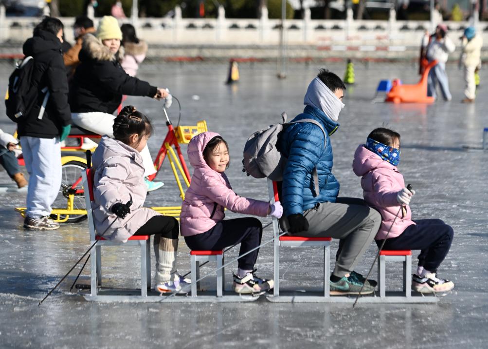 2025年1月19日，在北京什剎海冰場(chǎng)，小朋友和家長(zhǎng)一起體驗(yàn)冰上運(yùn)動(dòng)。新華社記者 張晨霖 攝