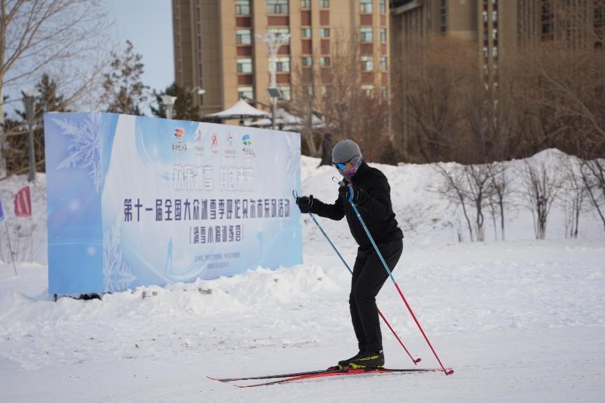 在呼倫貝爾，滑雪愛好者在城市越野滑雪公園內(nèi)滑雪。人民網(wǎng)記者 苗陽攝