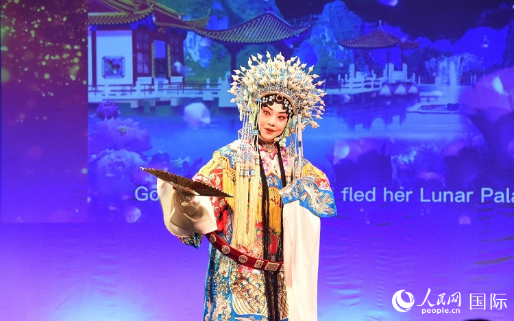 京劇經(jīng)典選段《貴妃醉酒》。人民網(wǎng)記者 殷淼攝